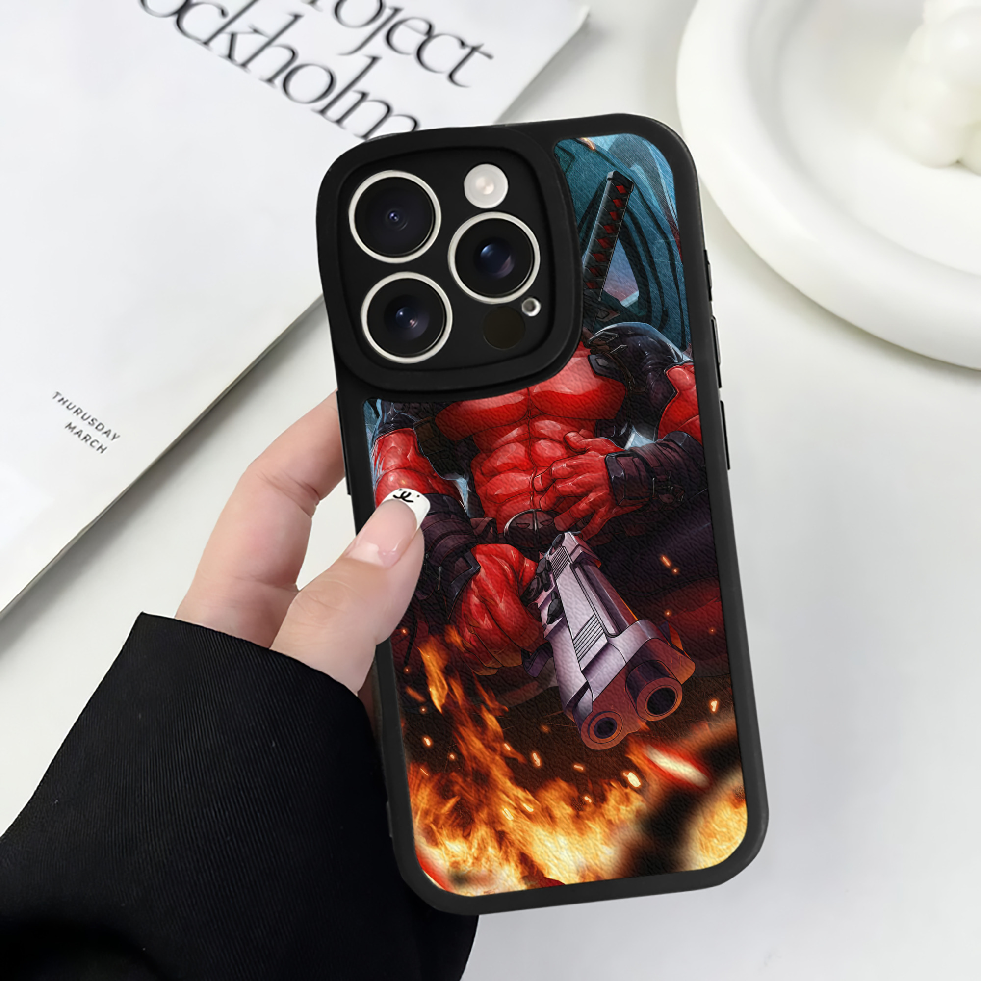 （画像用） Deadpool デッドプール 【iPhone 16シリーズ対応】シリコンスマホケース（レザー調） 材質：シリコン
